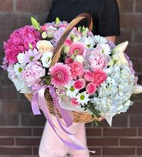 Композиция солнечный день в Хрипань Цветочная композиция из Розы, Хризантемы, Пионы и Лизиантусы в корзине в Хрипань