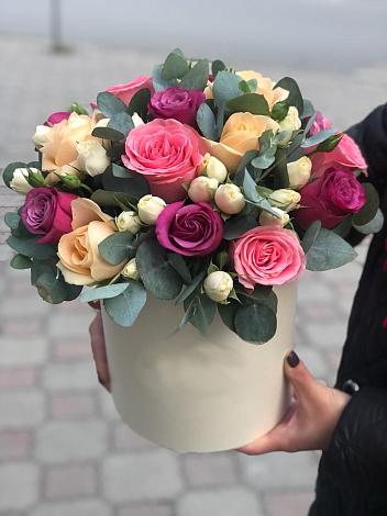 Цветочная композиция из Розы в шляпной коробке в Хрипань
