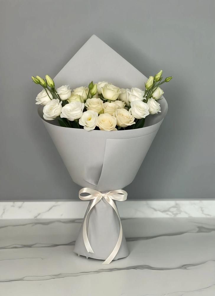 Букет цветов из: Розы и Лизиантусы в Хрипань