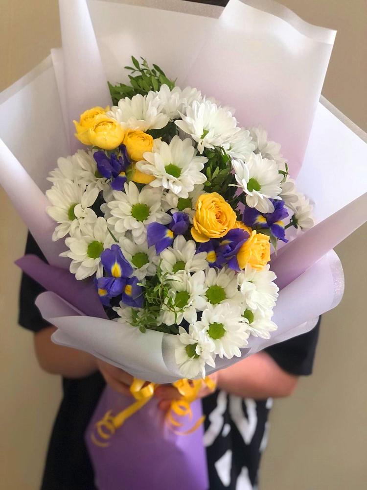 Букет цветов из: Ирисы, Хризантемы и Розы в Хрипань