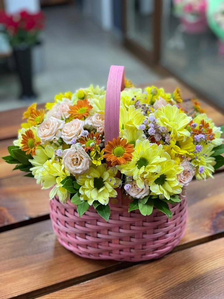 Цветочная композиция из Хризантемы и Розы в корзине в Хрипань
