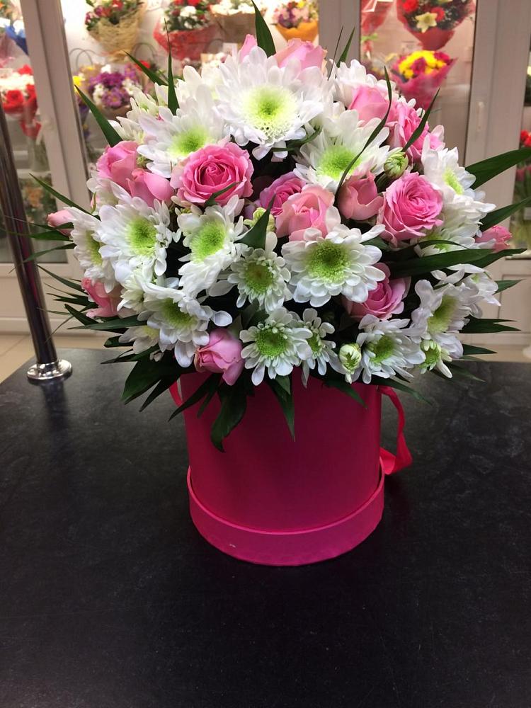 Цветочная композиция из Розы и Хризантемы в шляпной коробке в Хрипань