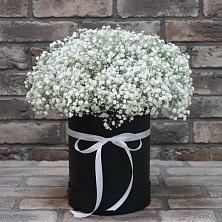 Цветочная композиция из Гипсофила в шляпной коробке в Хрипань