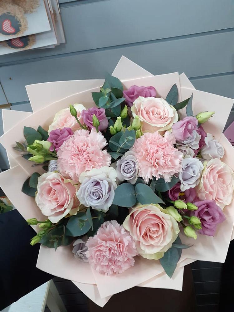 Букет цветов из: Розы, Гвоздики и Лизиантусы в Хрипань